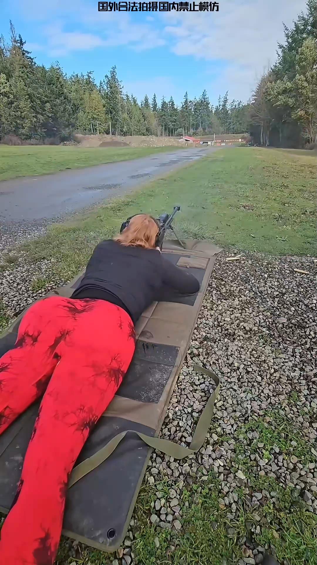 英国女子射箭选手连续三次击中靶心