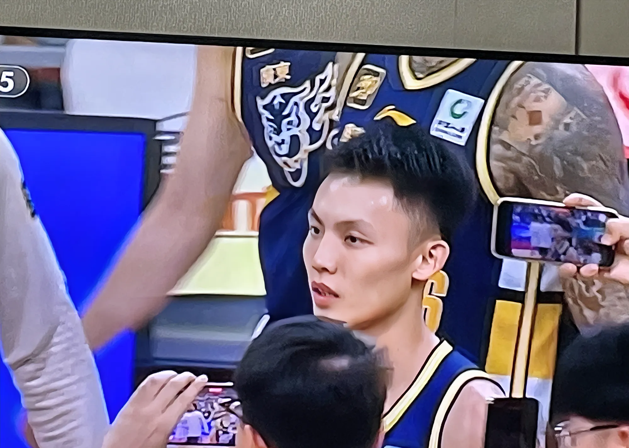 易建联带领广东队击败新疆队，继续保持不败战绩的简单介绍