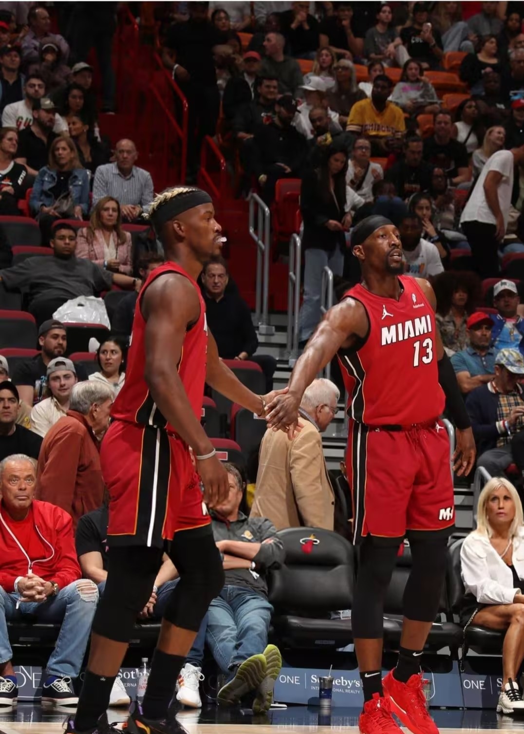 热火主场击败猛龙，保持不败纪录的简单介绍